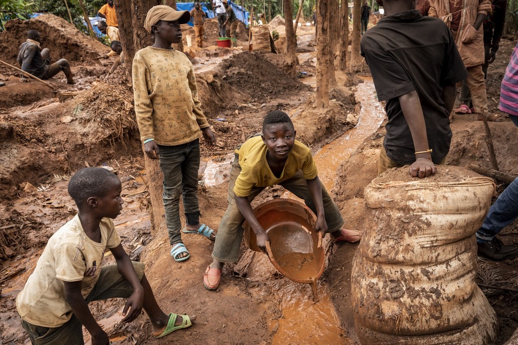 Des enfants cherchent de l'or dans le village de Luhihi, dans la province du Sud-Kivu, en République démocratique du Congo.